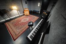 Raum 10 stage piano