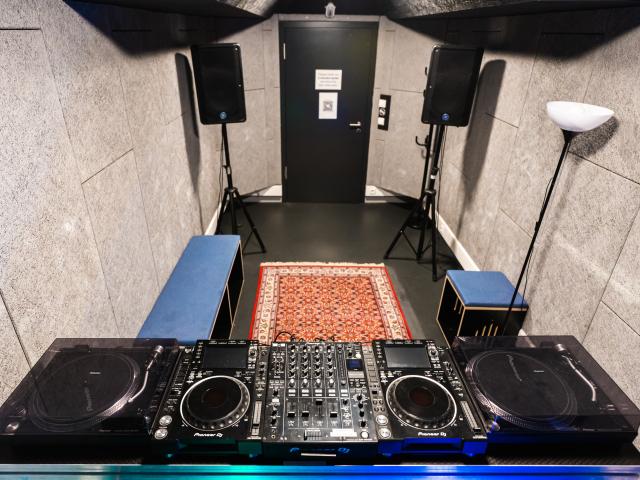 Room 19 - DJ