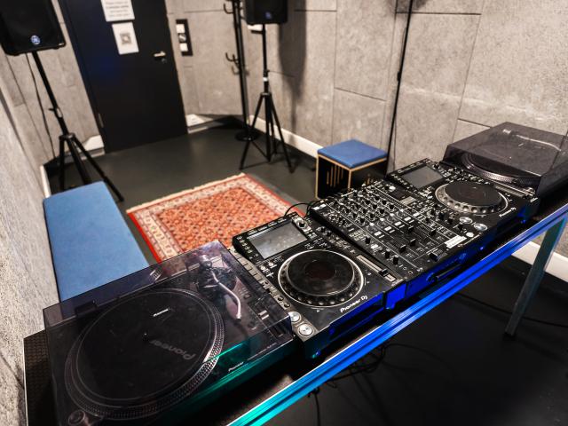 Room 19 - DJ