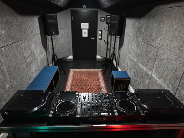 noisy DJ room #19