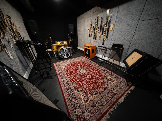 noisy Room 6