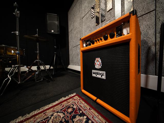 noisy Room 6 pic 4