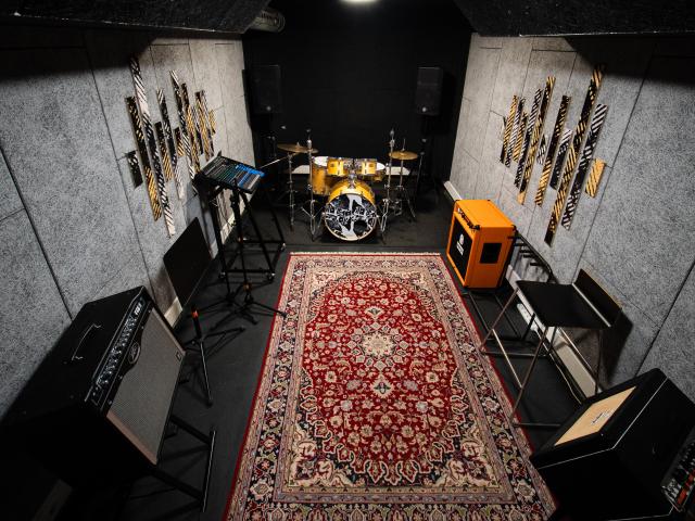 noisy Room 6 pic 2