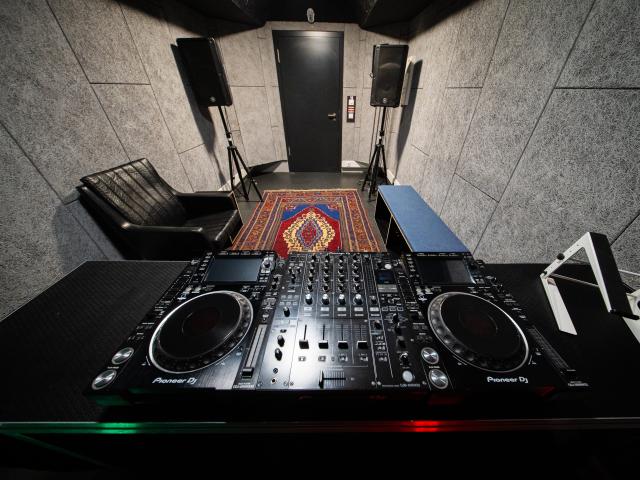 noisy Room DJ pic 4