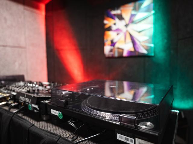 Room 19 - DJ
