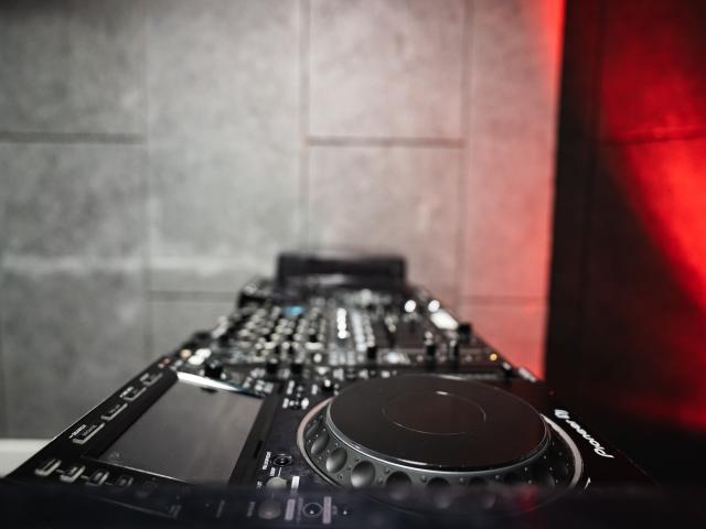 Room 19 - DJ