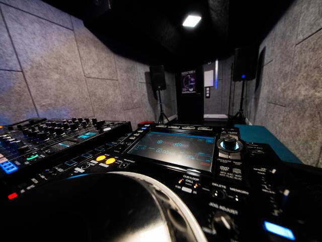 Room 20 CDJS close up