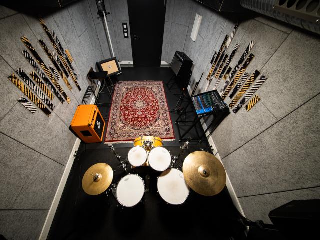 Raum 6 birds eye view drums