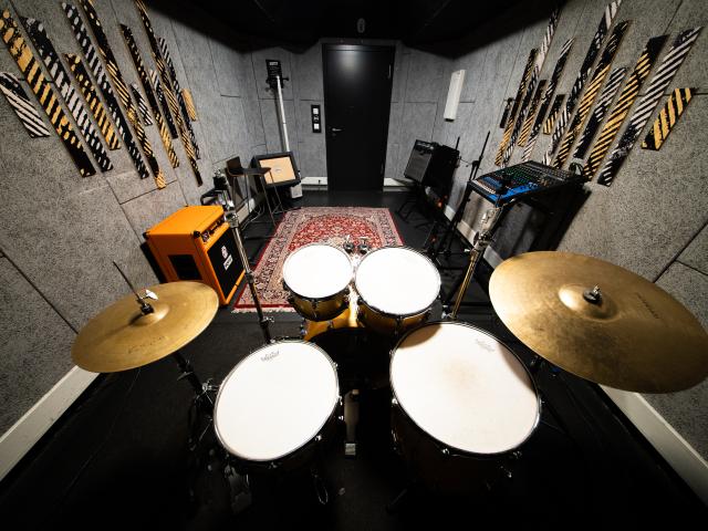 Raum 6 behind the kit
