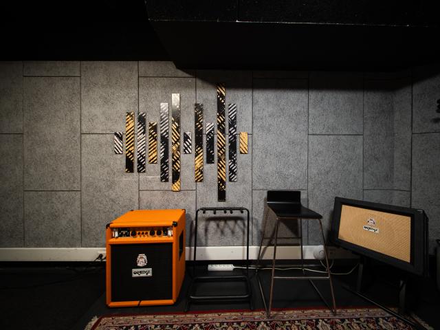 Raum 6 orange amps