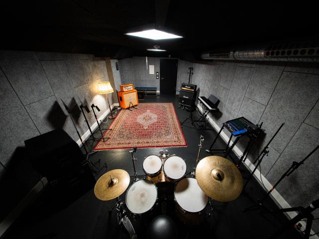 Raum 10 birds eye view drums