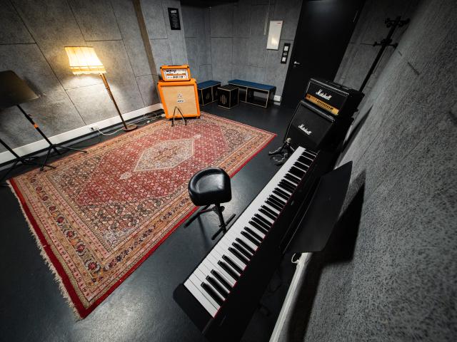 Raum 10 stage piano