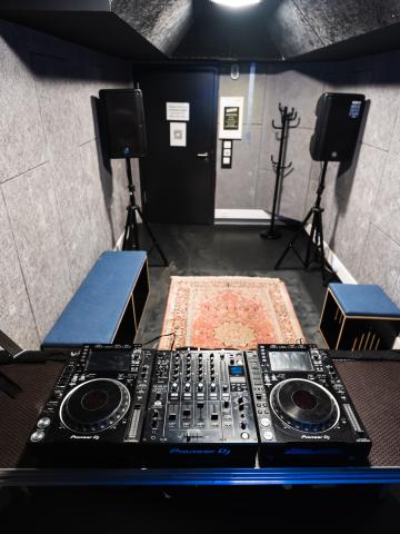 Room 20 - DJ